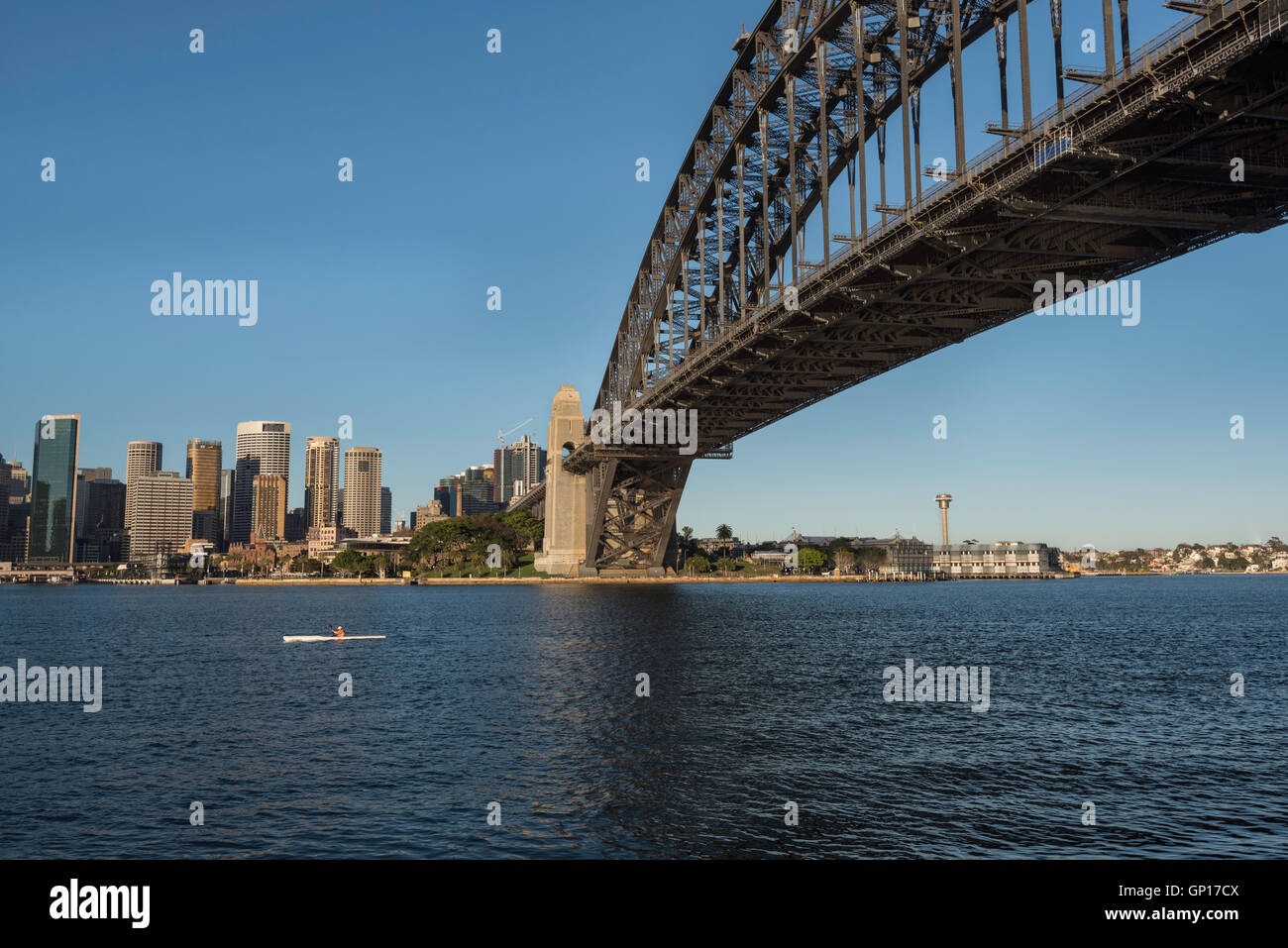 Am frühen Morgen paddeln Sie unter der Sydney Harbour Bridge in Australien in Richtung des östlichen Teils des Hafens Stockfoto