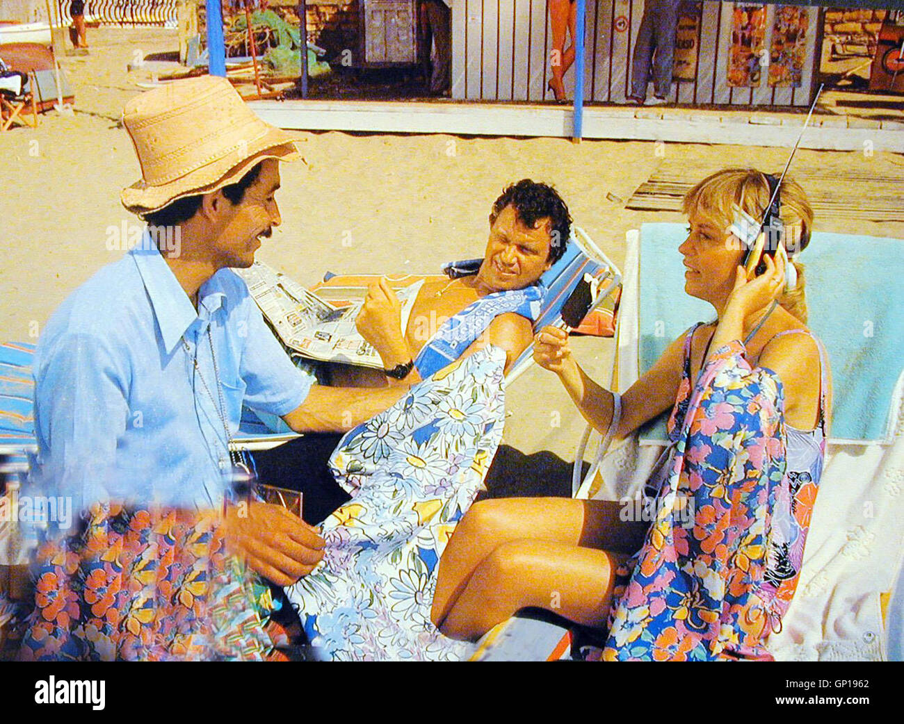 Gerhard Polt, Gisela Schneeberger Vor der Abreise brachte Erwin Loeffler (Gerhard Polt) Und Gattin Irmgard (Gisela Schneeberger) Schnell Noch Ein Schnaeppchen Machen. Lokalen Caption *** 1988, 1980er, 1980er Jahre, Deutsche, Ferien, Deutsch, Italienisch, Man Spricht Deutsh, Man Spricht Deutsch, Strand, Urlaub, Urlauber, Strand, Urlaub, Man Spricht Deutsh Stockfoto