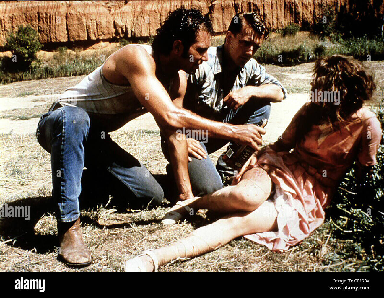 Martin Sacks, Simon Burke, Sigrid Thornton Blanche McBride (Sigrid Thornton) Beobachtet Wie sterben Brueder Schiefer (Martin Säcke, l) Und Wyn Jackson (Simon Burke, m) Eine Bank Ueberfallen Und Versehentlich Einen Polizisten Erschiessen. Als Die Beiden sterben Zeugin Bemerken, Nehmen Sie Sie Mit. Lokalen Caption *** 1987, Schiefer, Wyn & mich, Ein Tödliches Trio Stockfoto