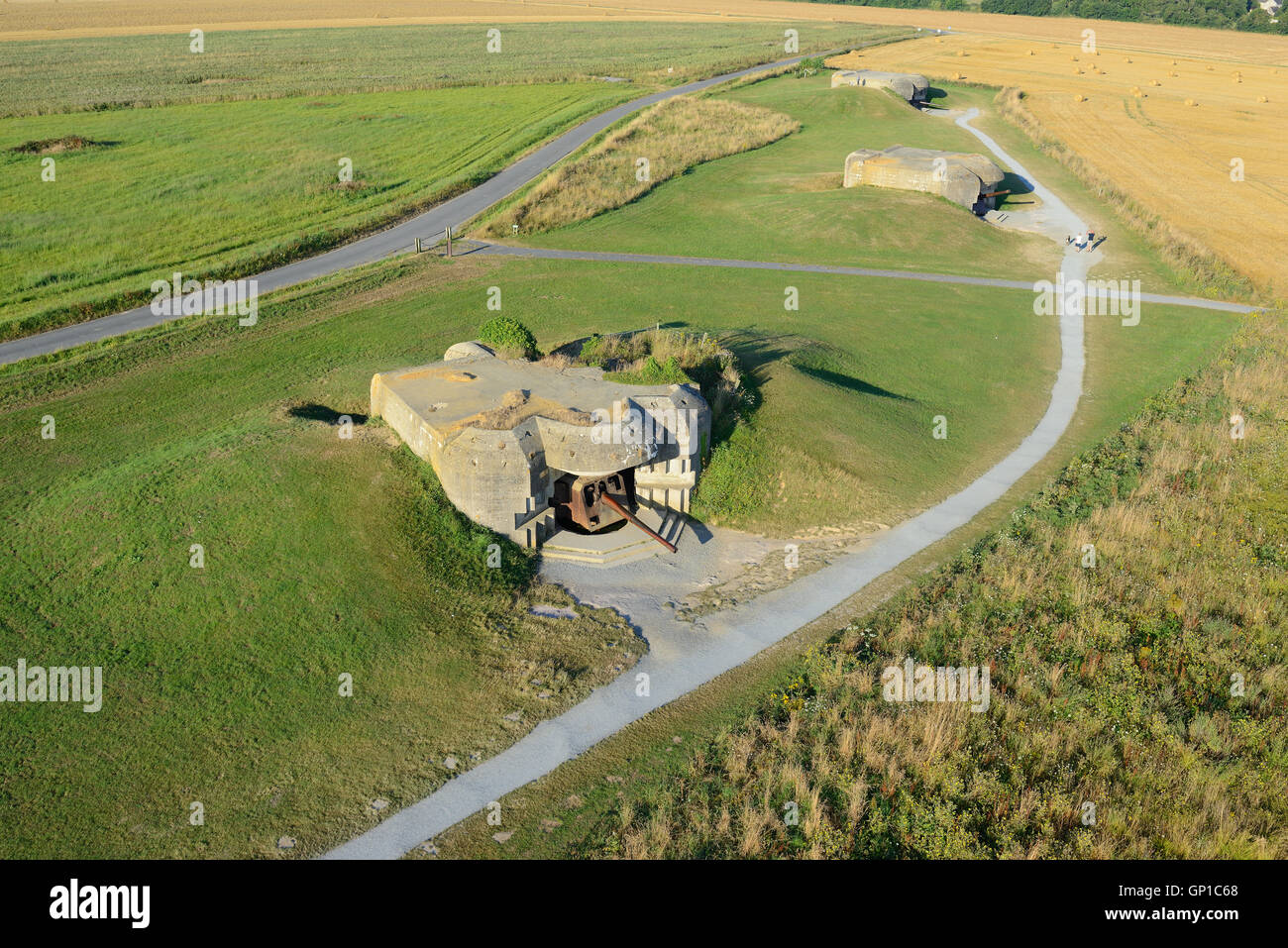 LUFTAUFNAHME. Drei der vier gepanzerten Geschützstellungen der Deutschen Artilleriebatterie in Longues-sur-Mer. Calvados, Normandie, Frankreich. Stockfoto