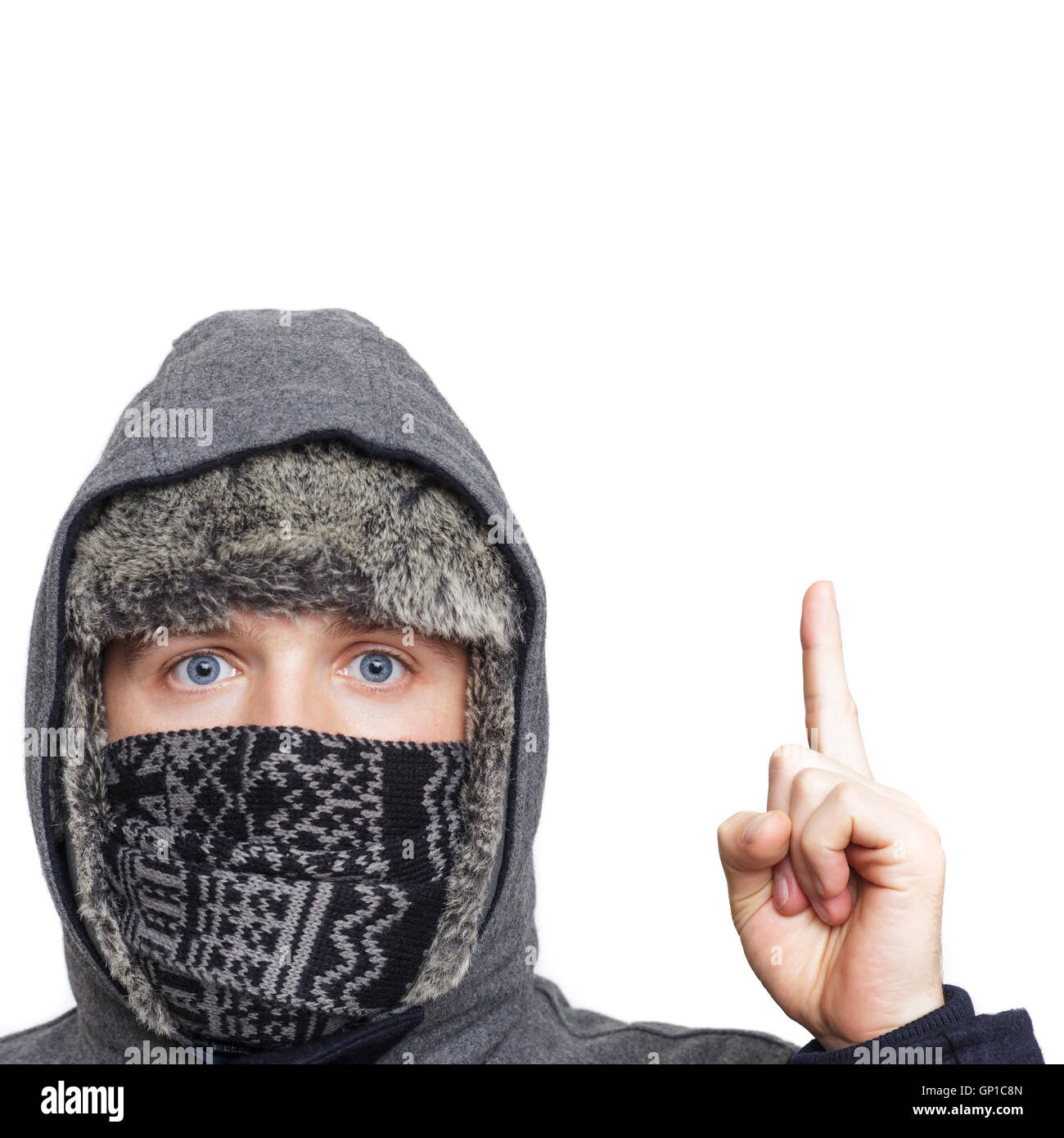 Junger Mann in Hut, Schal und Kapuze versteckt sich vor der Kälte im Winter auf einem weißen Hintergrund Stockfoto
