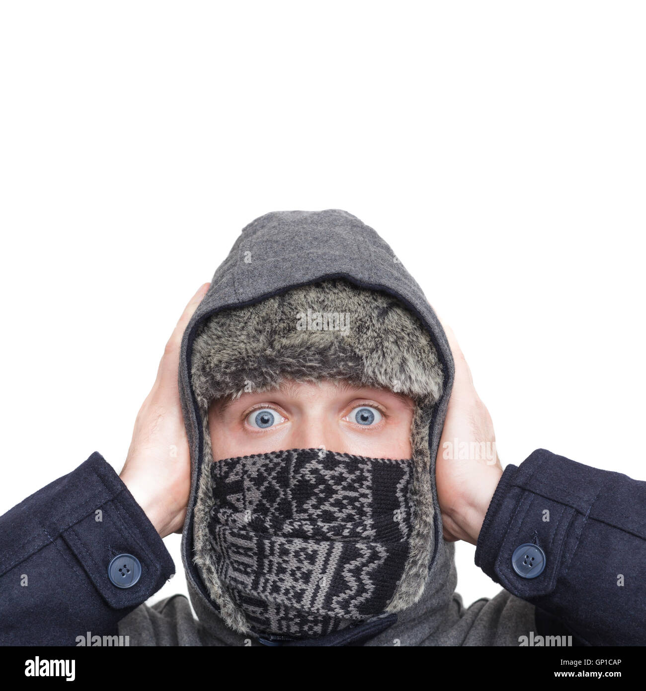 Junger Mann in Hut und Schal sehr überrascht. Hände auf den Kopf gedrückt. Stockfoto