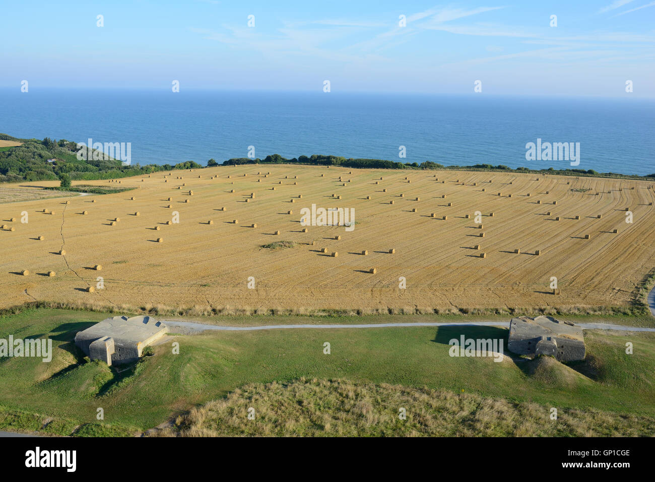 LUFTAUFNAHME. Die Kanonen der deutschen Artilleriebatterie zeigen auf den Ärmelkanal. Longues-sur-Mer, Calvados, Normandie, Frankreich. Stockfoto