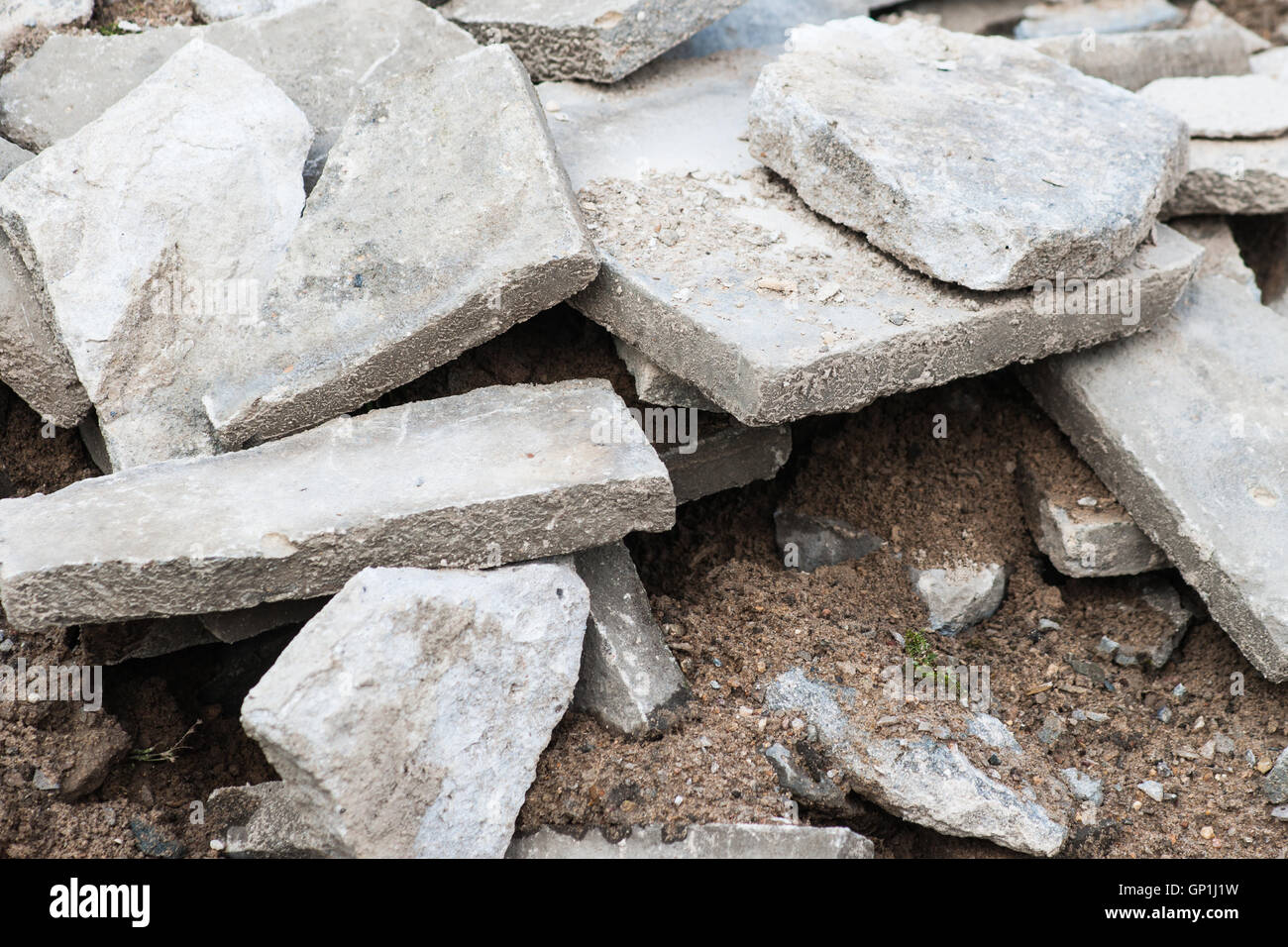 Ein Haufen von Betonpflaster Fliesen grau und Erde. Bauabfälle. Stockfoto