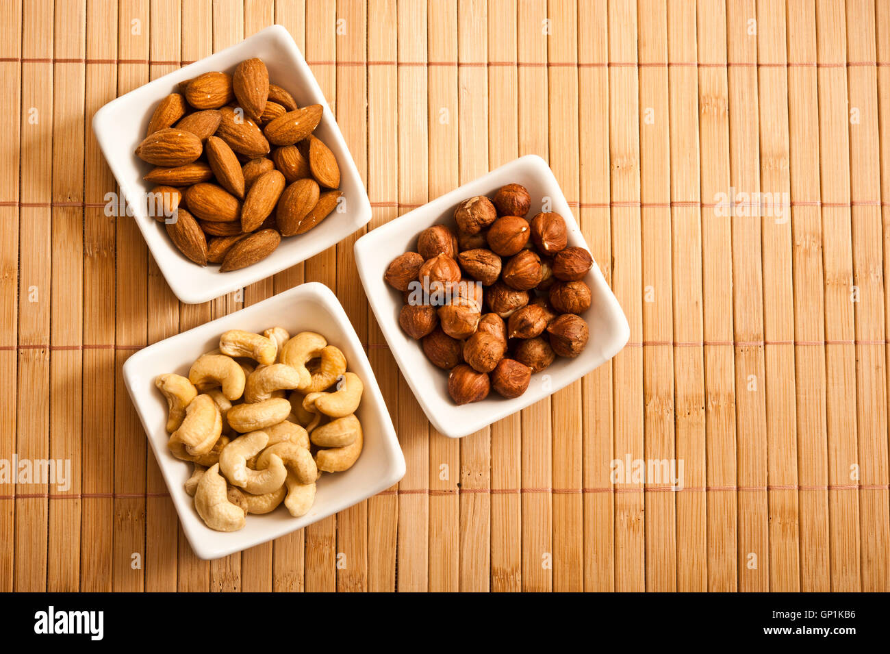 Mandeln, Cashew-Kerne und Haselnüsse in Schalen Stockfoto