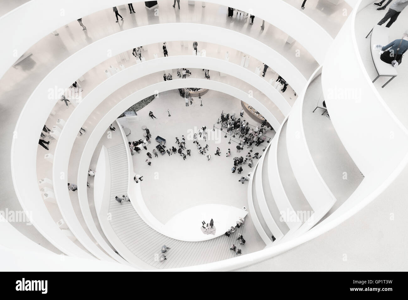 Guggenheim Museum, New York, auf der Suche nach unten Stockfoto
