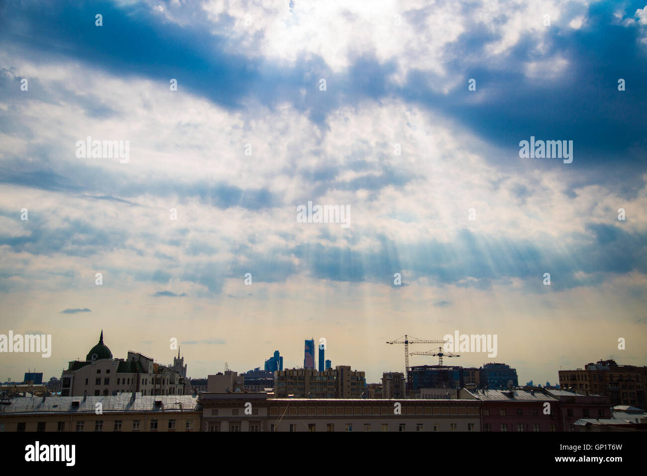 Strahlen der Sonne durch die Wolken über die Dächer der Stadt Moskau Sommer 2016 Stockfoto