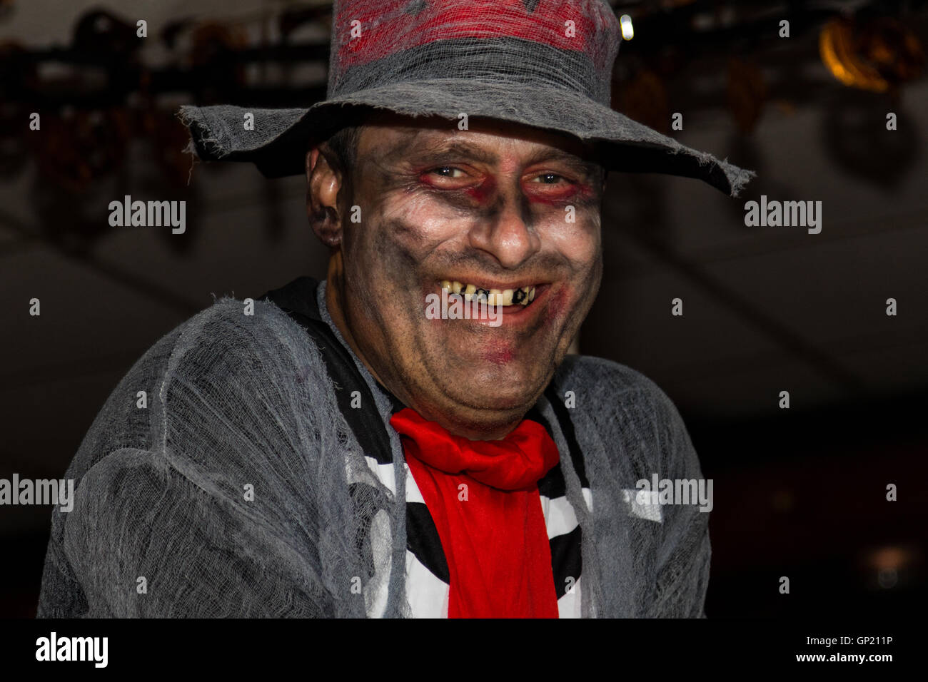 Mann verkleidet sich zu Halloween Stockfoto