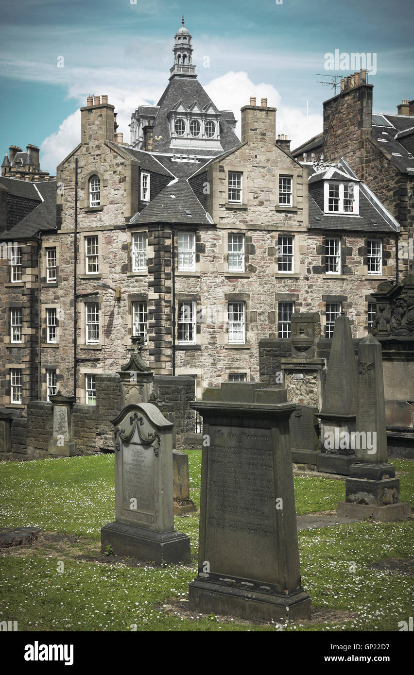 Antike Häuser und Friedhof in der Innenstadt von Edinburgh Stadt. Schottland. VEREINIGTES KÖNIGREICH. Vertikal Stockfoto