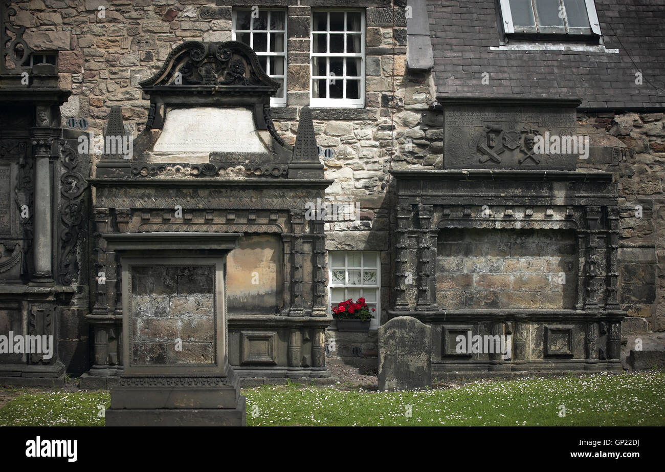 Antiken Fassaden und Friedhof in der Innenstadt von Edinburgh Stadt. Schottland. VEREINIGTES KÖNIGREICH. Horizontale Stockfoto