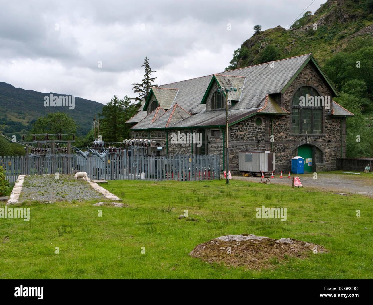 CWM Dyli hydroelektrischen Kraftwerk Nant Gwynant am Fuße des Snowdon nutzt Wasser von Llyn Llydaw, um Strom zu erzeugen Stockfoto