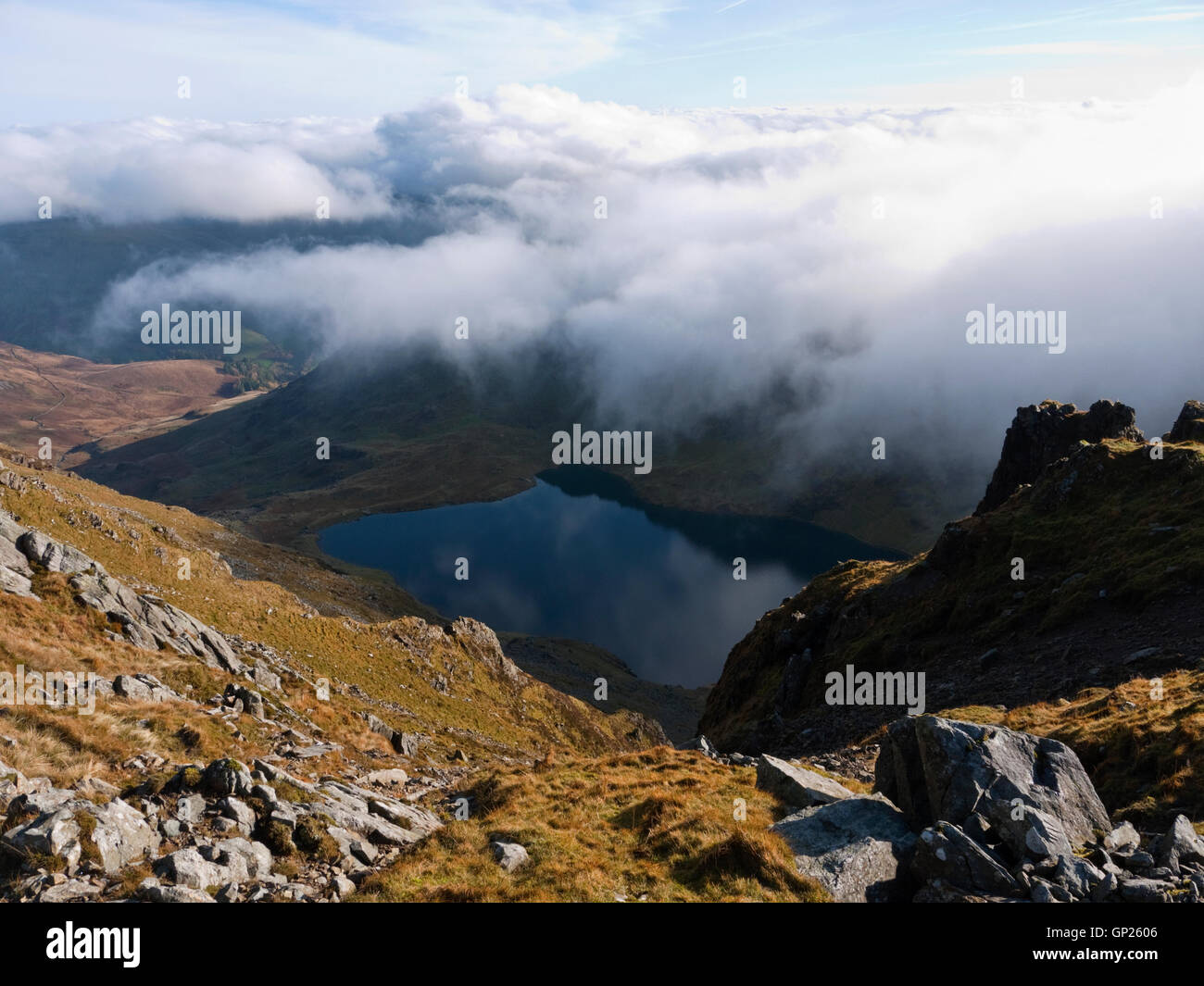 Wolke baut sich über Llyn Cau in Cwm Cau auf Cadair Idris, Snowdonia-Nationalpark Stockfoto
