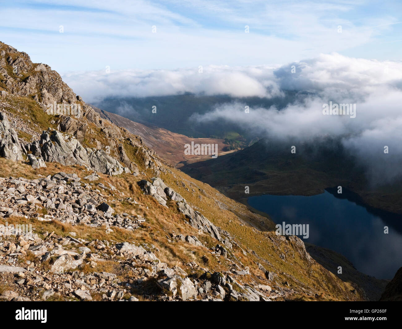 Wolke baut sich über Llyn Cau in Cwm Cau auf Cadair Idris, Snowdonia-Nationalpark Stockfoto