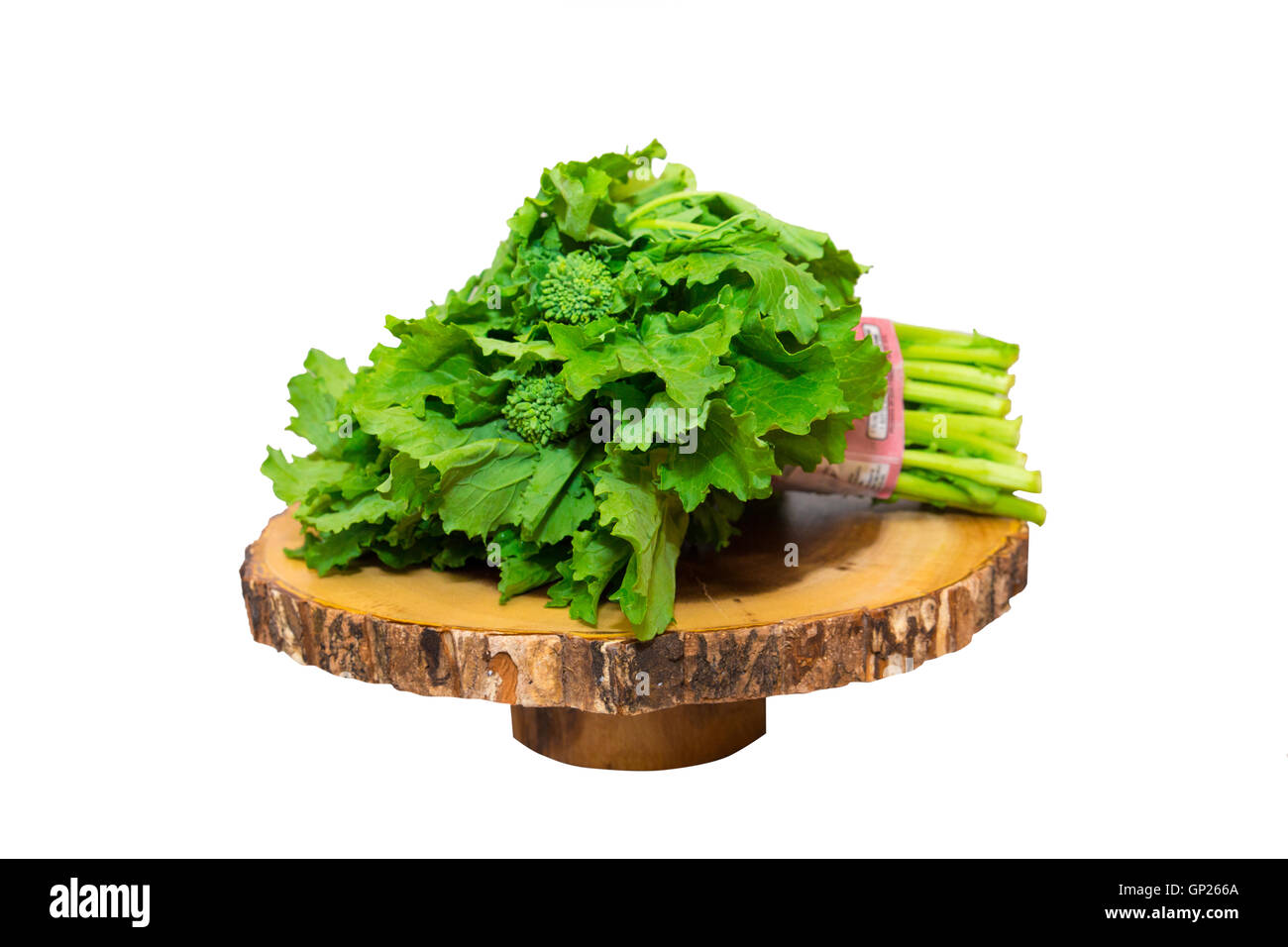 Frische gesunde Haufen von Broccoli Rabe vor weißem Hintergrund Stockfoto