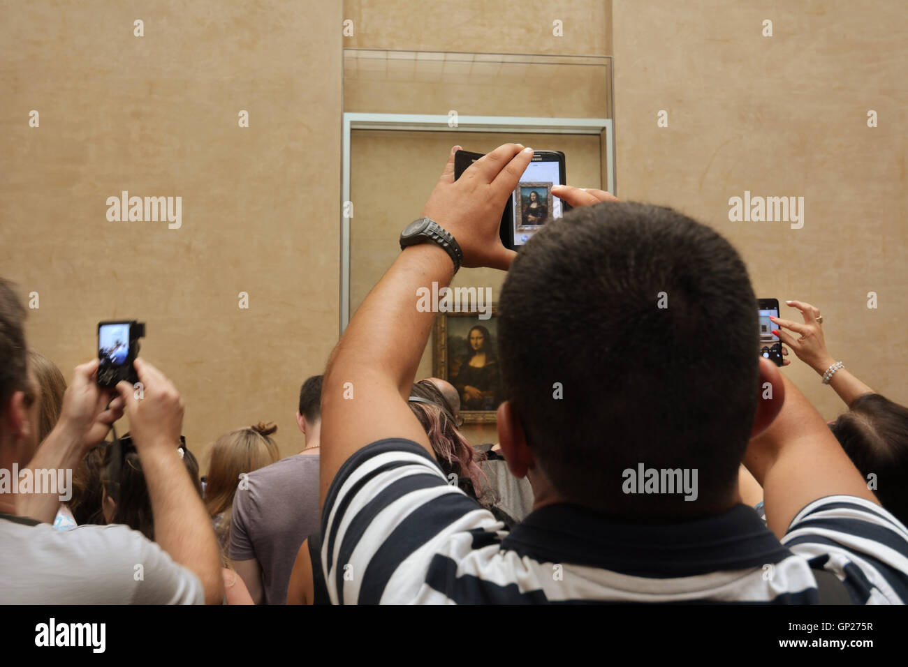 Frankreich, Paris, Louvre-Museum, drängen sich mit Handy-Kameras vor Gioconda / Mona Lisa malen Stockfoto