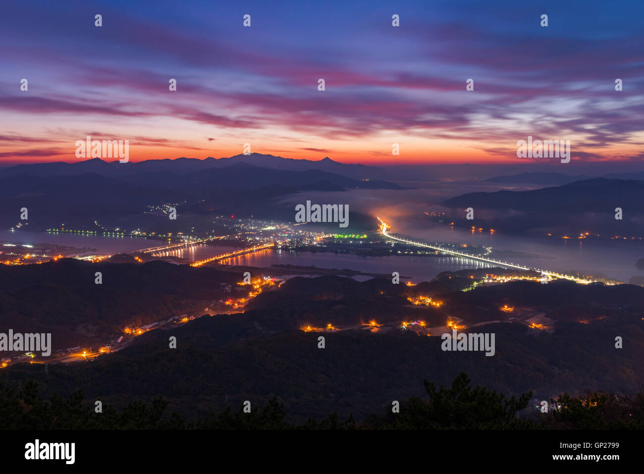 Sonnenaufgang am Morgen Nebel in den Bergen in Seoul, korea Stockfoto