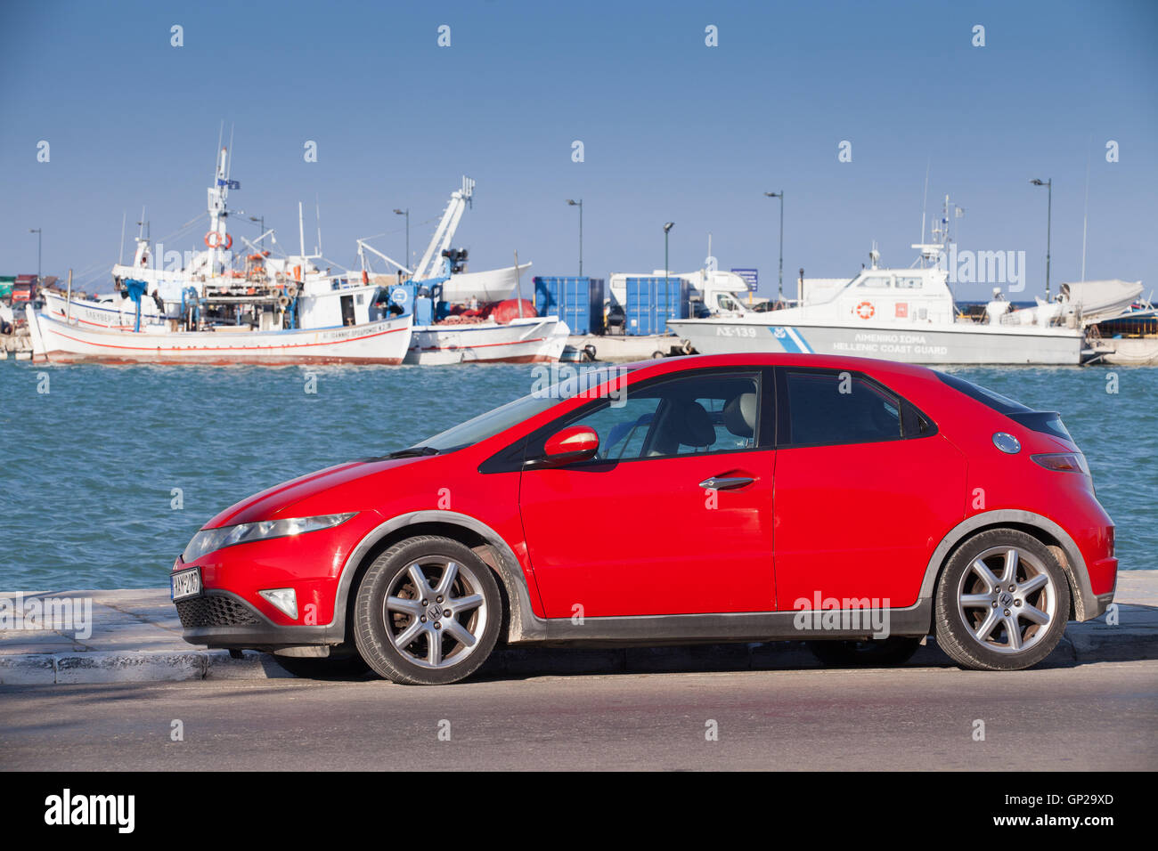 Zakynthos, Griechenland - 14. August 2016: Rot Honda Civic Auto steht geparkt auf der Küstenstraße. Achte Generation Fließheck. Achter-ge Stockfoto