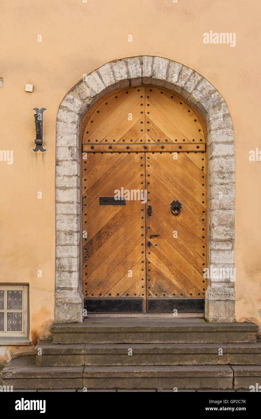 Alte Holztür in der Altstadt Tallinn Stockfoto