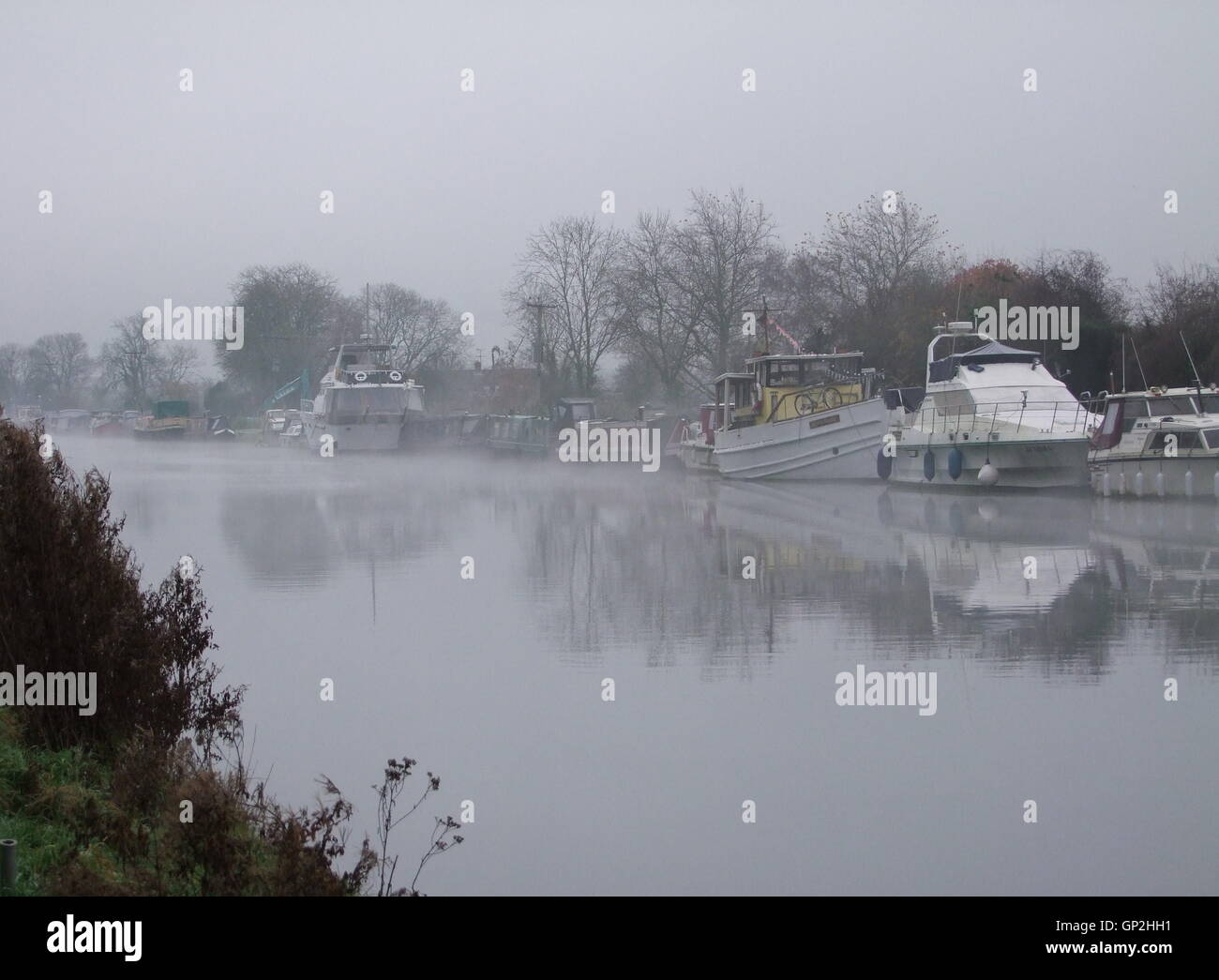 Boote vertäut Gloucester-Schärfe-Kanal entlang Stockfoto