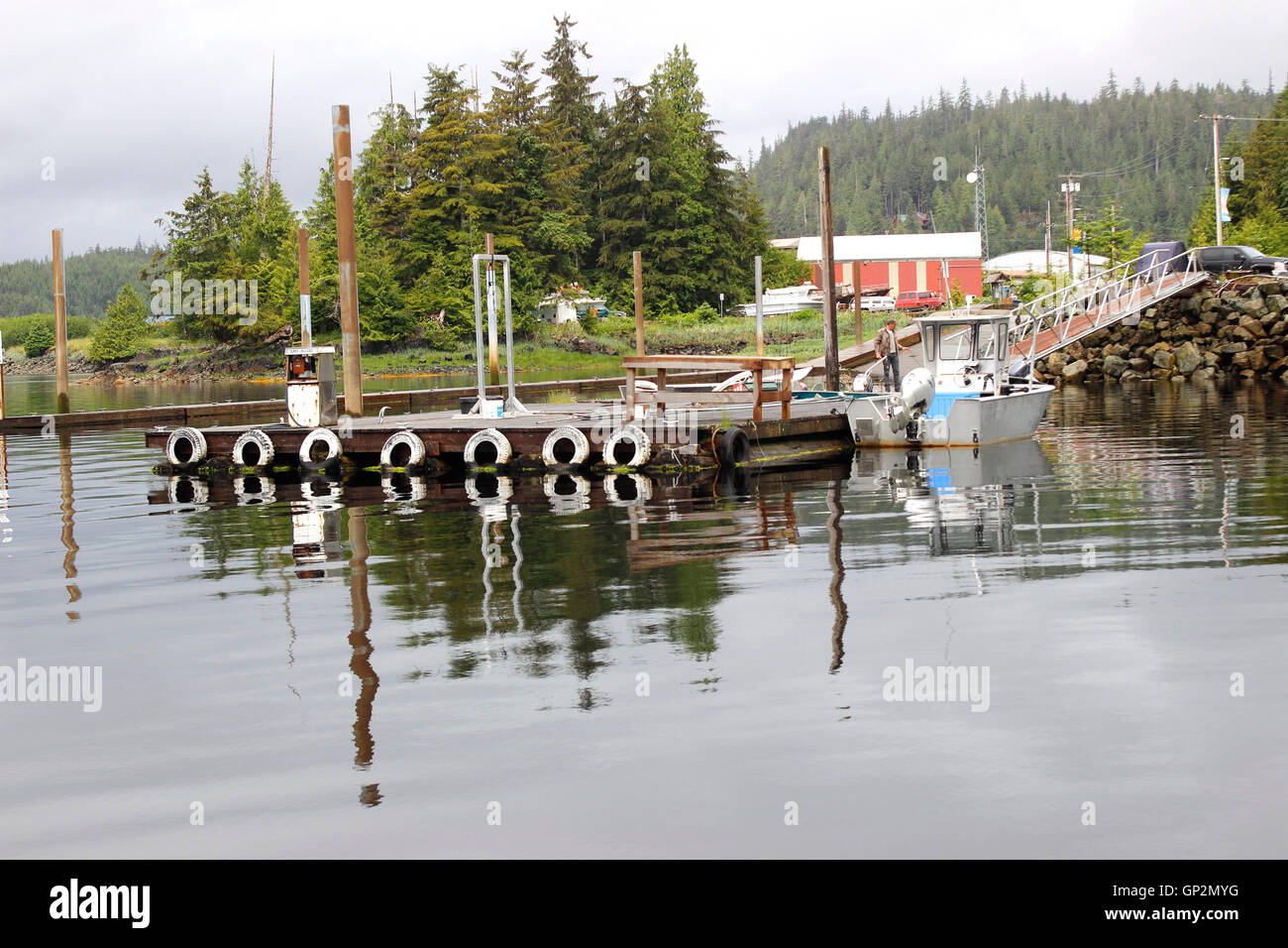 Kraftstoff-dock mit Aluminium Fischerboot Thorne Bay Prince Of Wales Island Inside Passage Southeast Alaska USA Stockfoto