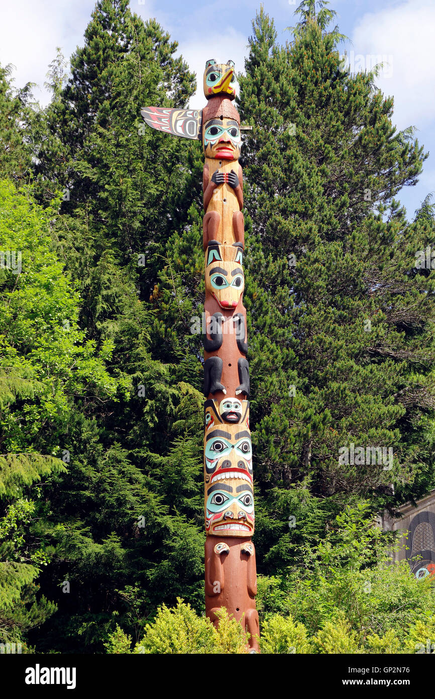 Geschnitzte Zeder Tlingit Totempfählen und Clan Haus Detail Saxman Totem Park Ketchikan Tongass Narrows Inside Passage Südosten Alas Stockfoto