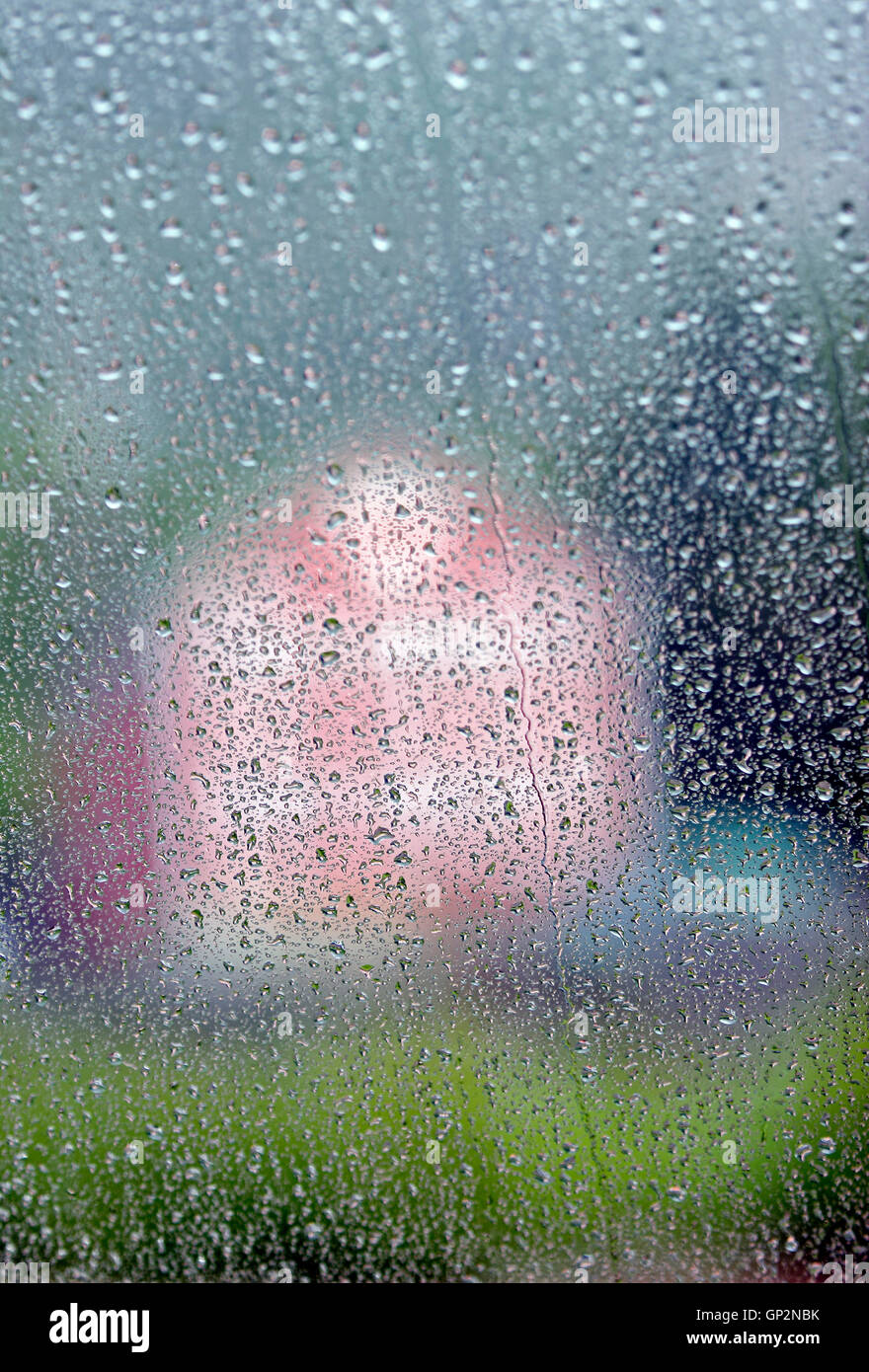 Regen Sie auf Glas roten Gebäude abstrakte Boot Fenster Alaska Inside Passage Southeast Alaska USA Stockfoto