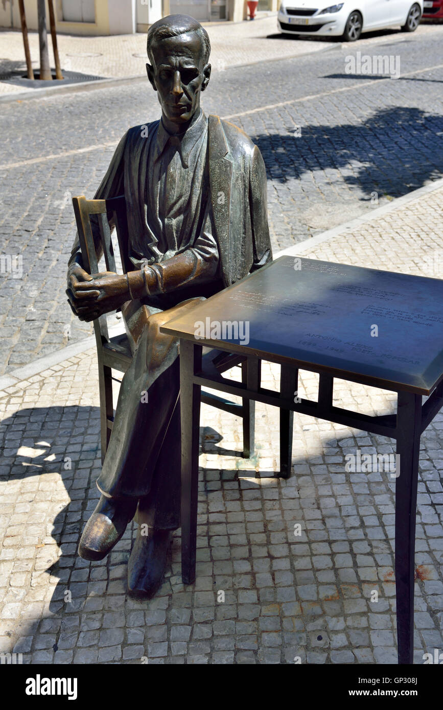 Bronze-Skulptur des beliebten Dichters António Aleixo (1899-1949) vor Café, er pflegte zu besuchen, Loulé, Portugal Stockfoto