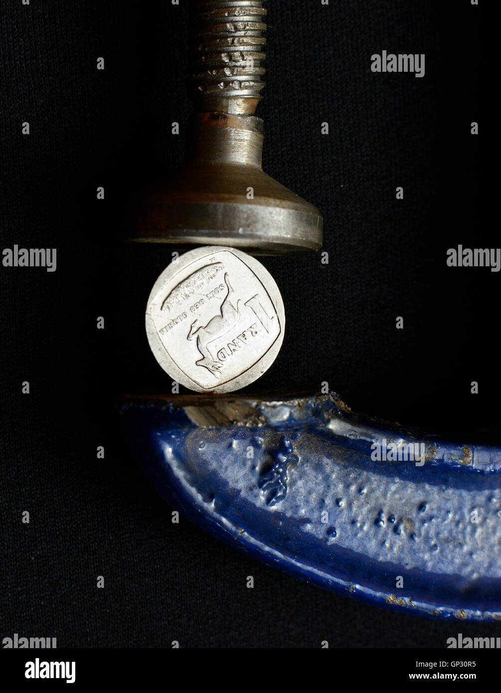 Währung unter Druck-Konzept. Südafrikanischer Rand ZAR unter Druck in einen Schraubstock. Stockfoto