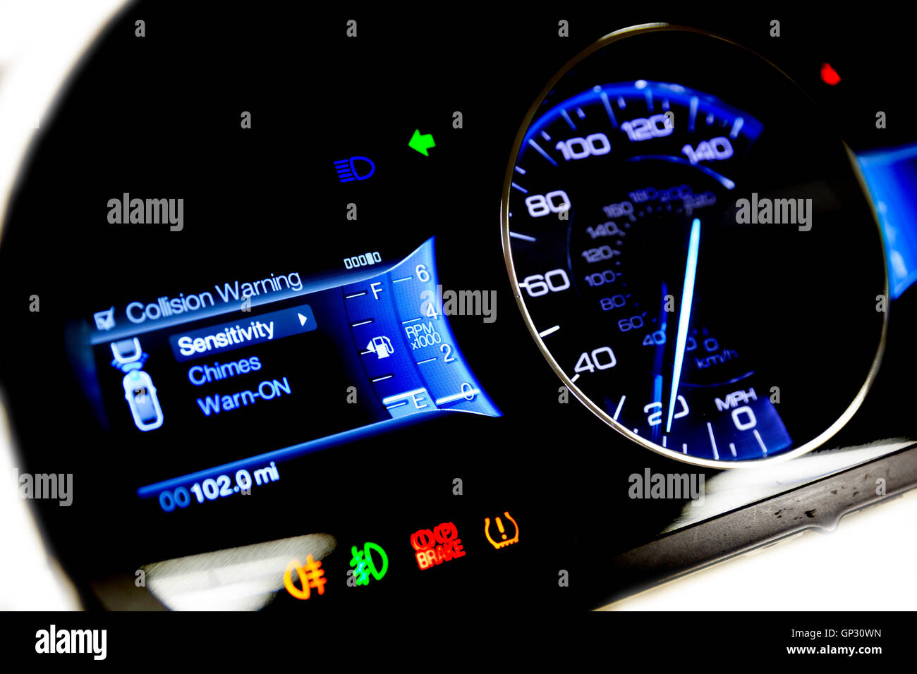 Dashboard und Digitalanzeige ein modernes Auto, Kilometerstand,  Kraftstoffverbrauch, Tacho. Neuen und bunten Kontrollleuchten isolatr  Stockfotografie - Alamy