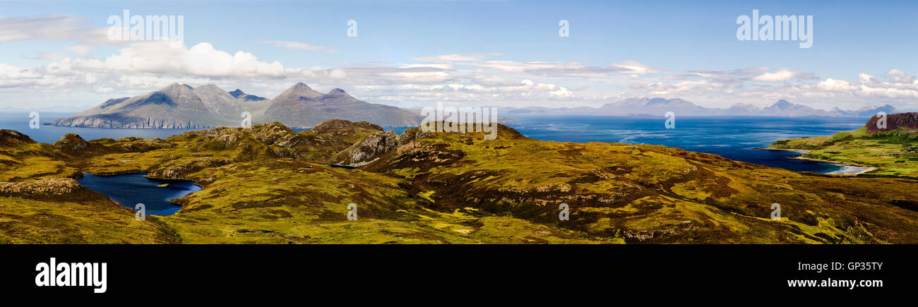 Panoramablick von der An Sgurr Insel Eigg; auf der Isle of Rum Stockfoto