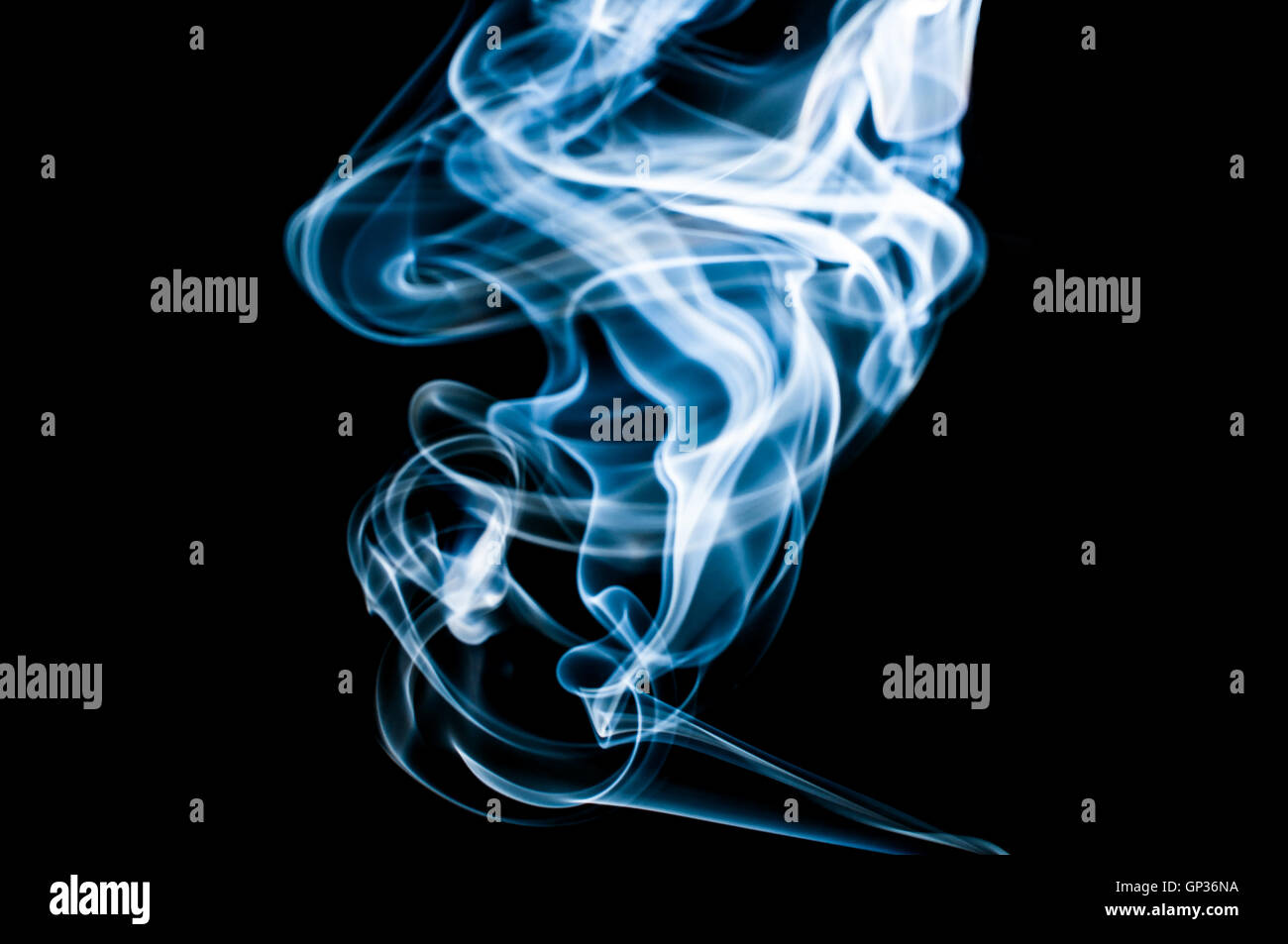 Weißer Rauch auf schwarzem Hintergrund Stockfoto