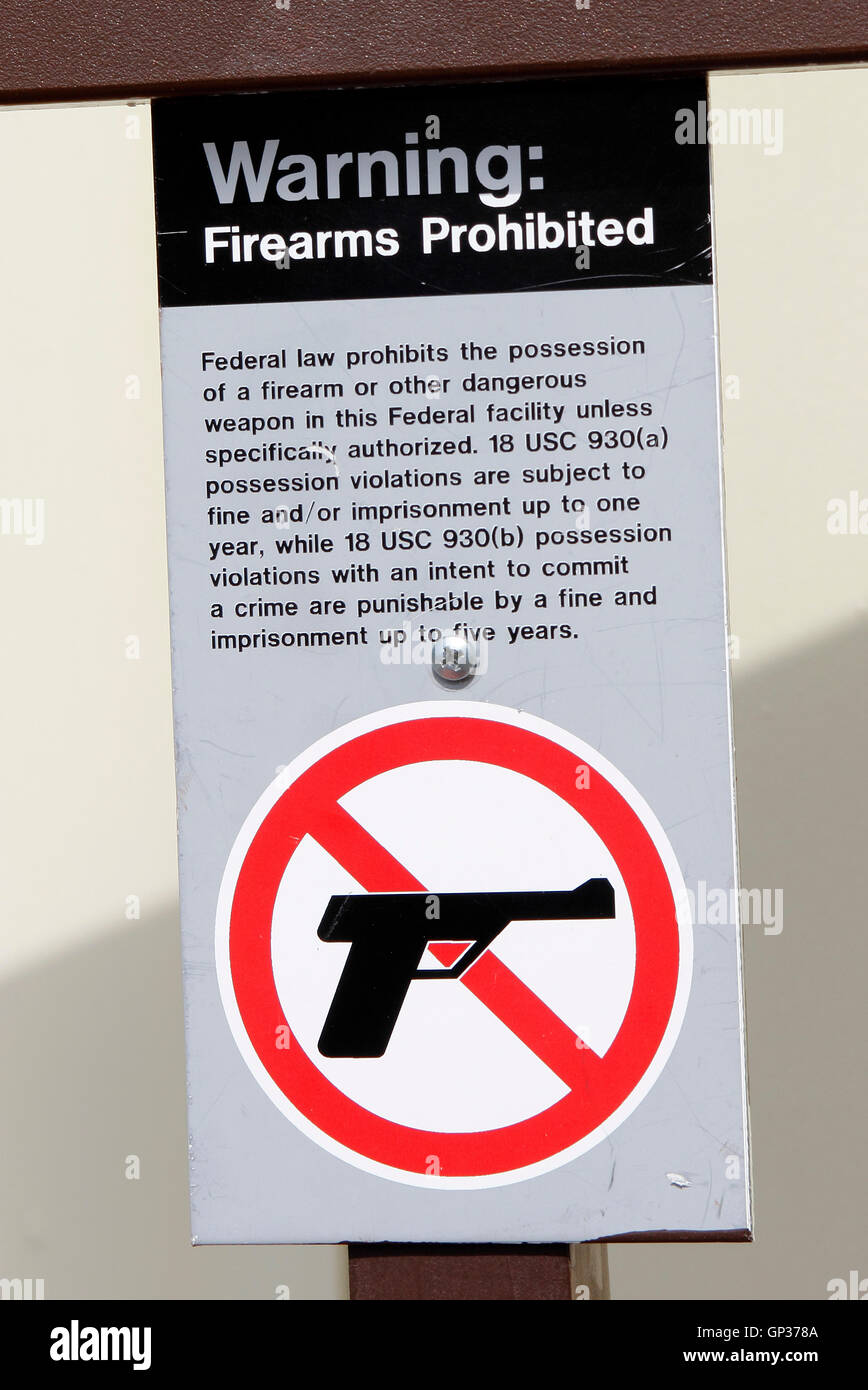 Feuerwaffen verboten Schild auf eine föderale Aufbau offen für öffentliche Sitka Alaska Inside Passage Southeast Alaska USA Stockfoto