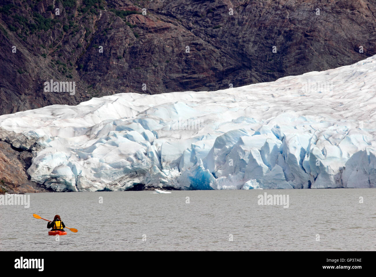 Kajakfahrer Mendenhall-Gletscher in der Nähe von Juneau Alaska Inside Passage Southeast Alaska USA Stockfoto