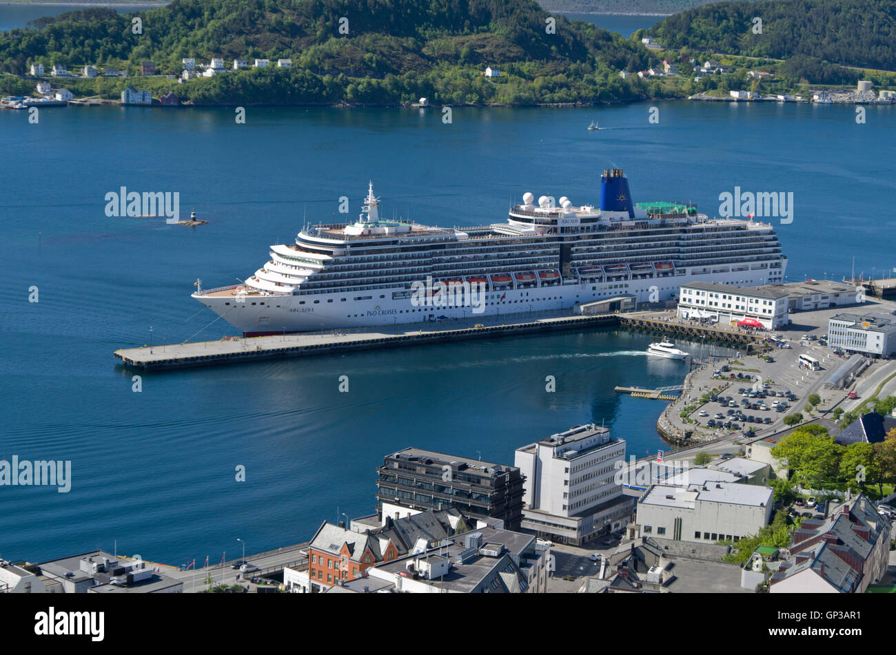 Von einem Aussichtspunkt hoch über der Stadt, ein Luftbild von Alesund, Norwegen; Kreuzfahrtschiffes Arcadia im Zentrum. Stockfoto