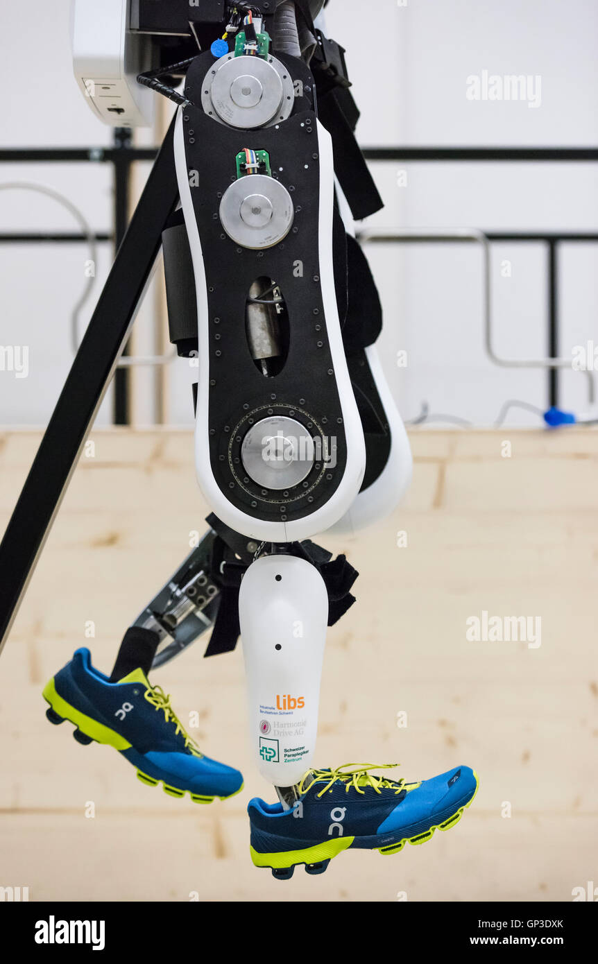 Varileg, ein Prototyp eines elektrisch betriebenen Exoskelett in einem Labor der Swiss Federal Institute of Technology (ETH), Zürich. Stockfoto