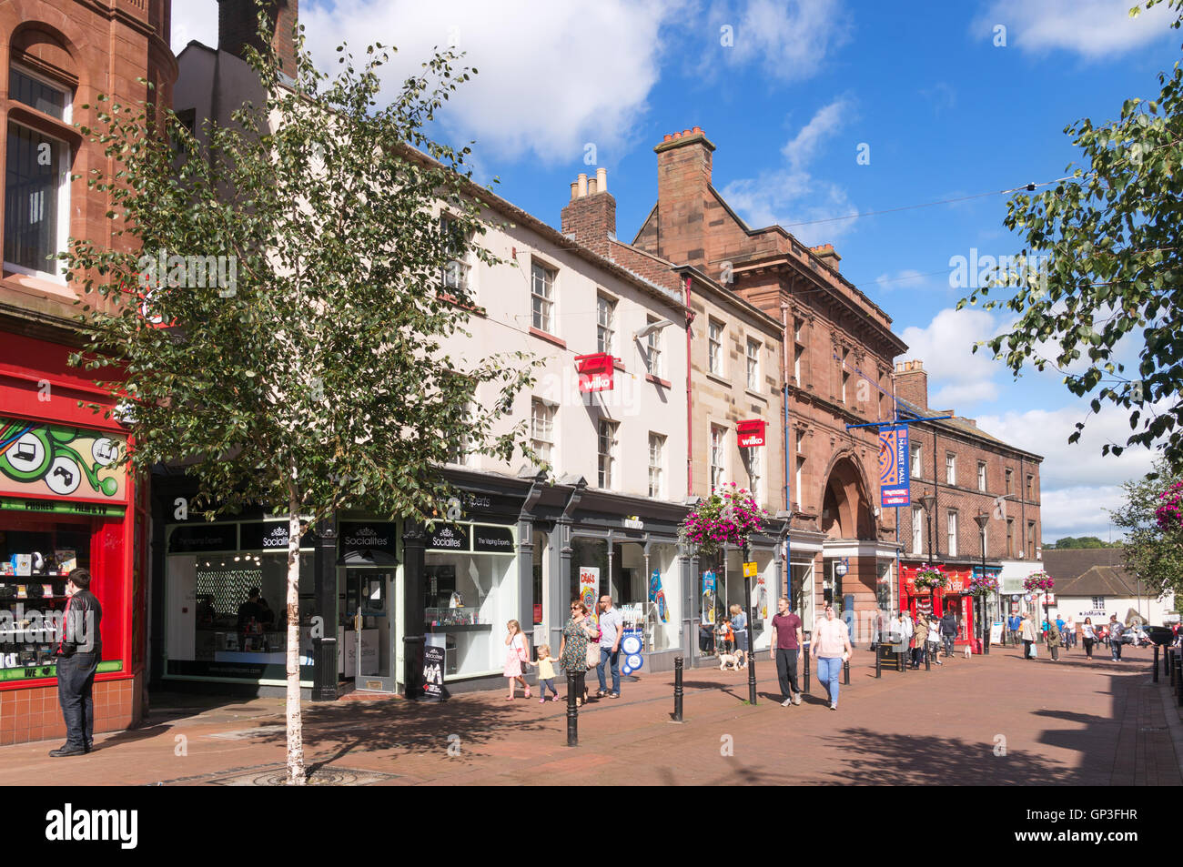 Menschen zu Fuß, Scotch Street, Carlisle Stadt Zentrum, Cumbria, England, UK Stockfoto