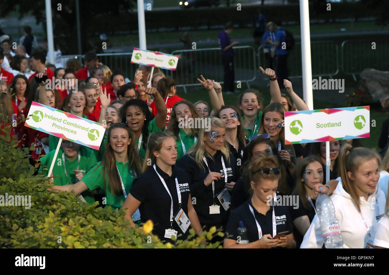 Athleten gehen der Eröffnungsfeier am ersten Tag der Schule Spiele 2016, Loughborough University. PRESSEVERBAND Foto. Bild Datum: Donnerstag, 1. September 2016. Stockfoto