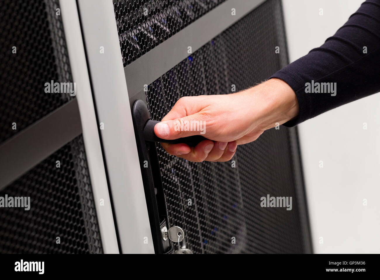 IT-Techniker öffnet Tür zu Server-Rack im Rechenzentrum Stockfoto