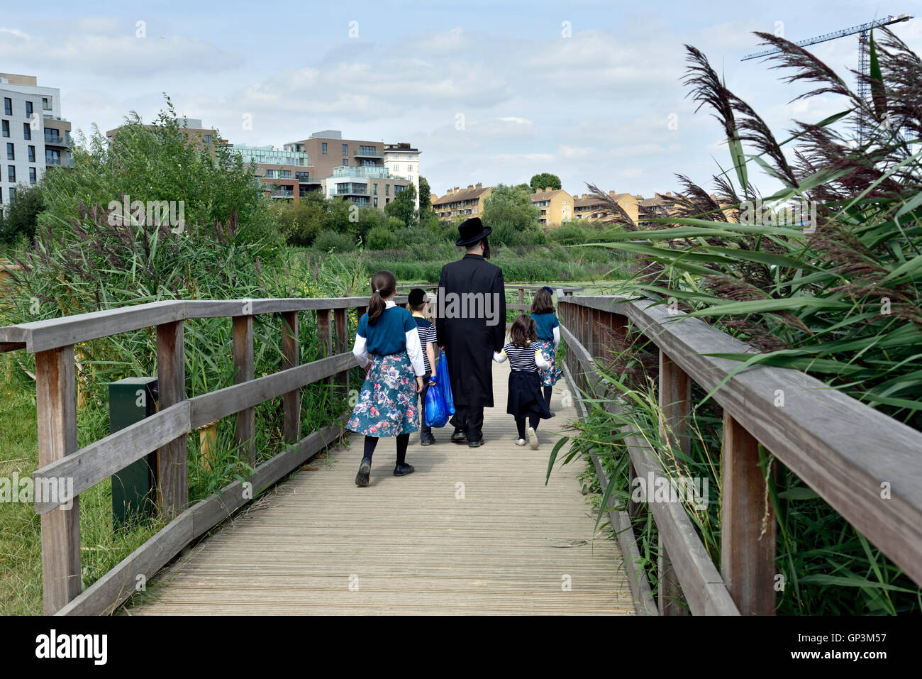 Familie zu Fuß entlang der Promenade, Woodberry Feuchtgebiete, Stoke Newington, London Borough of Hackney England Großbritannien UK Stockfoto