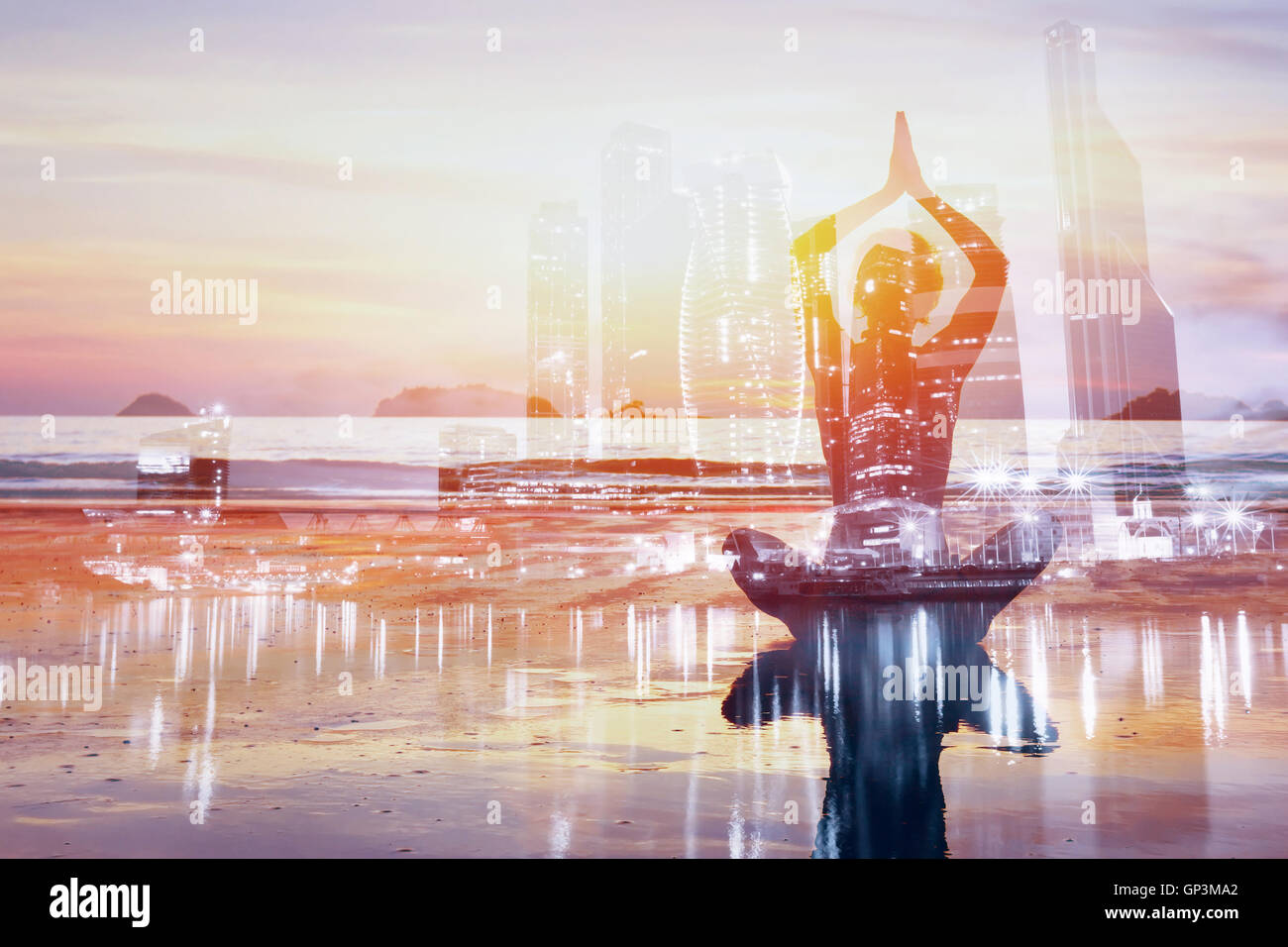 Yoga Doppelbelichtung Hintergrund, gesunde Lebensweise in der modernen Großstadt, Selbstverbesserung Stockfoto