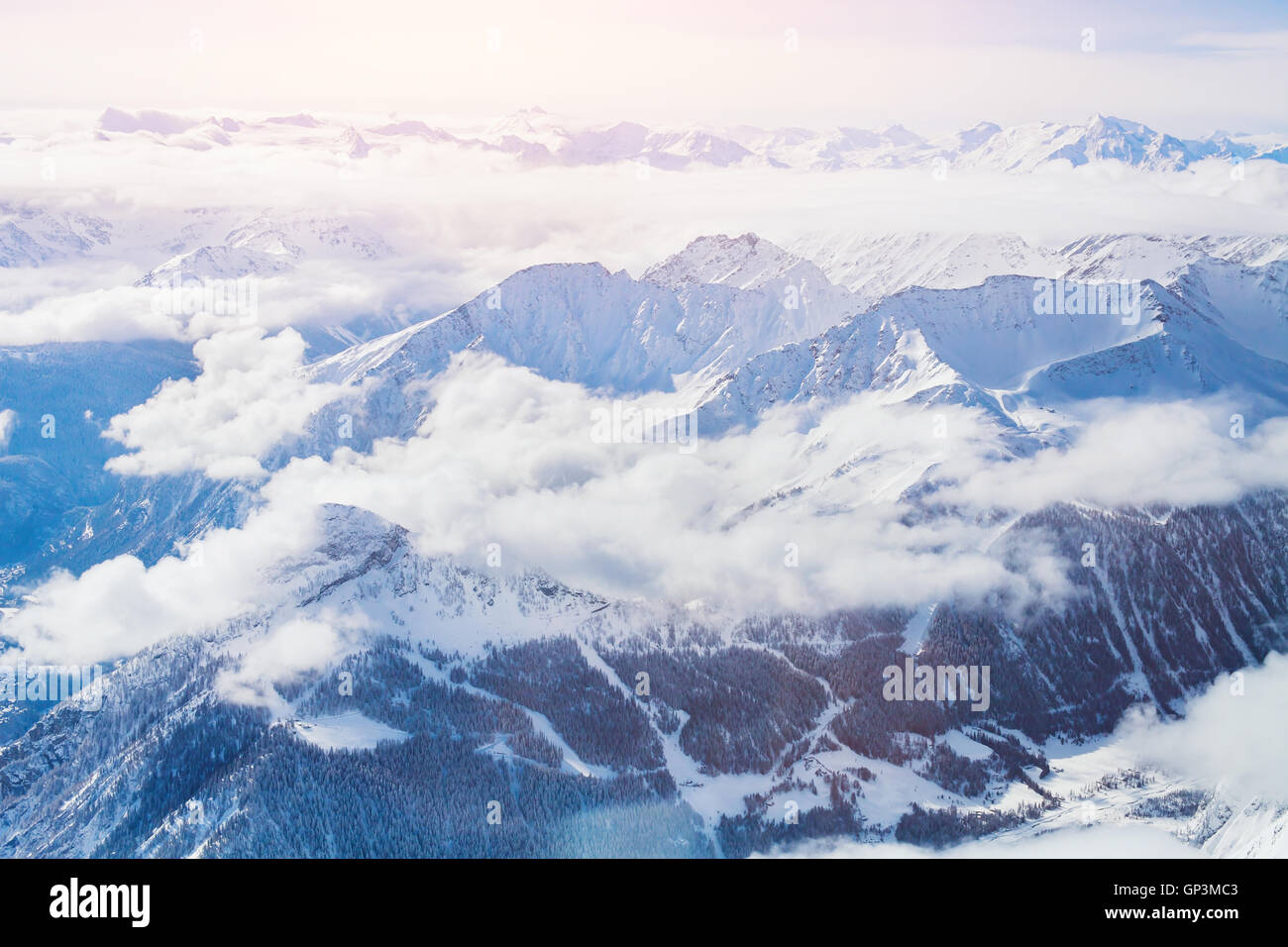 Alpen, Panoramablick über Winterberge mit Wolken gesehen von Punta Helbronner Stockfoto