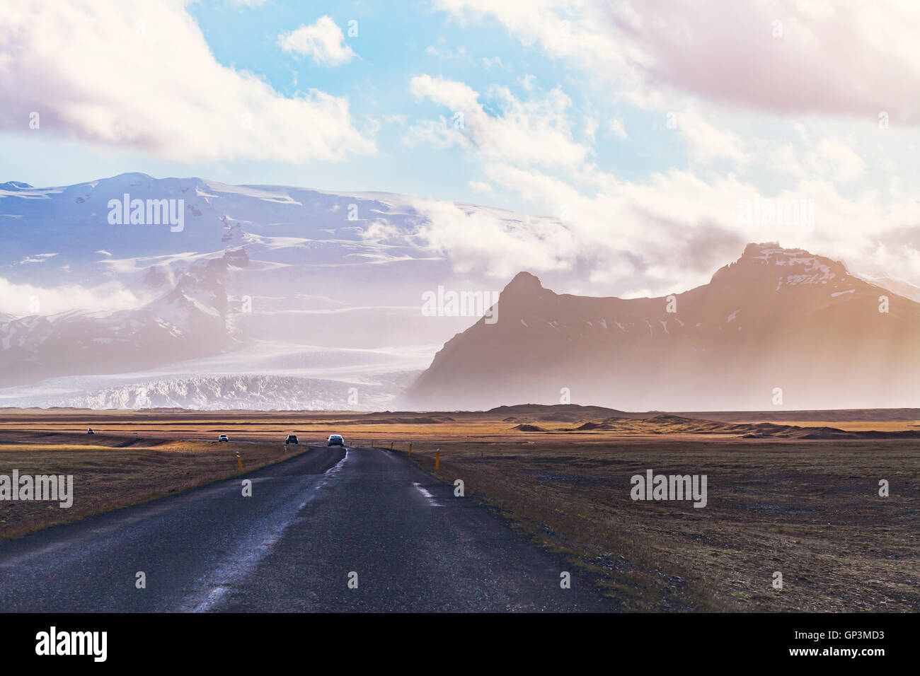 inspirierende Landschaft, Straße in Bergen in Island, Natur Stockfoto