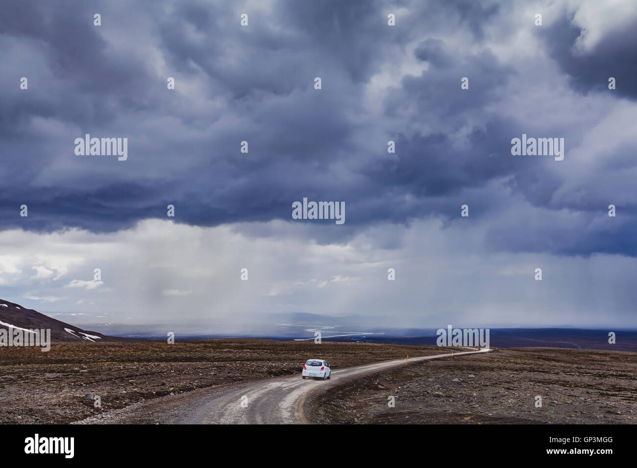 dramatische Landschaft aus Island, Auto auf dem remote-Straße, Wildnis und stimmungsvoller Himmel Stockfoto