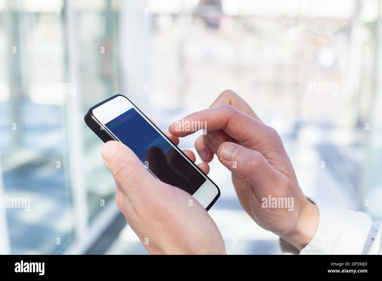 Nahaufnahme der Hände mit Smartphone am Flughafen oder moderne Bahnhof Stockfoto
