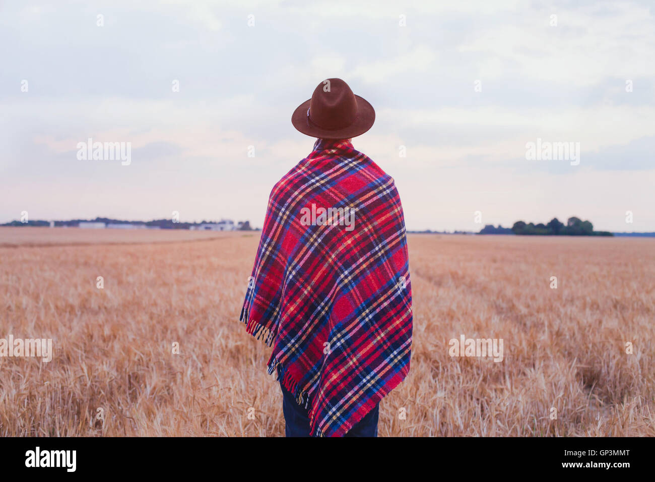 Leben des ländlichen Raums, Landhausstil, Mann mit Hut im gemütlichen karierte Tartan stehen im Bereich abgedeckt Stockfoto