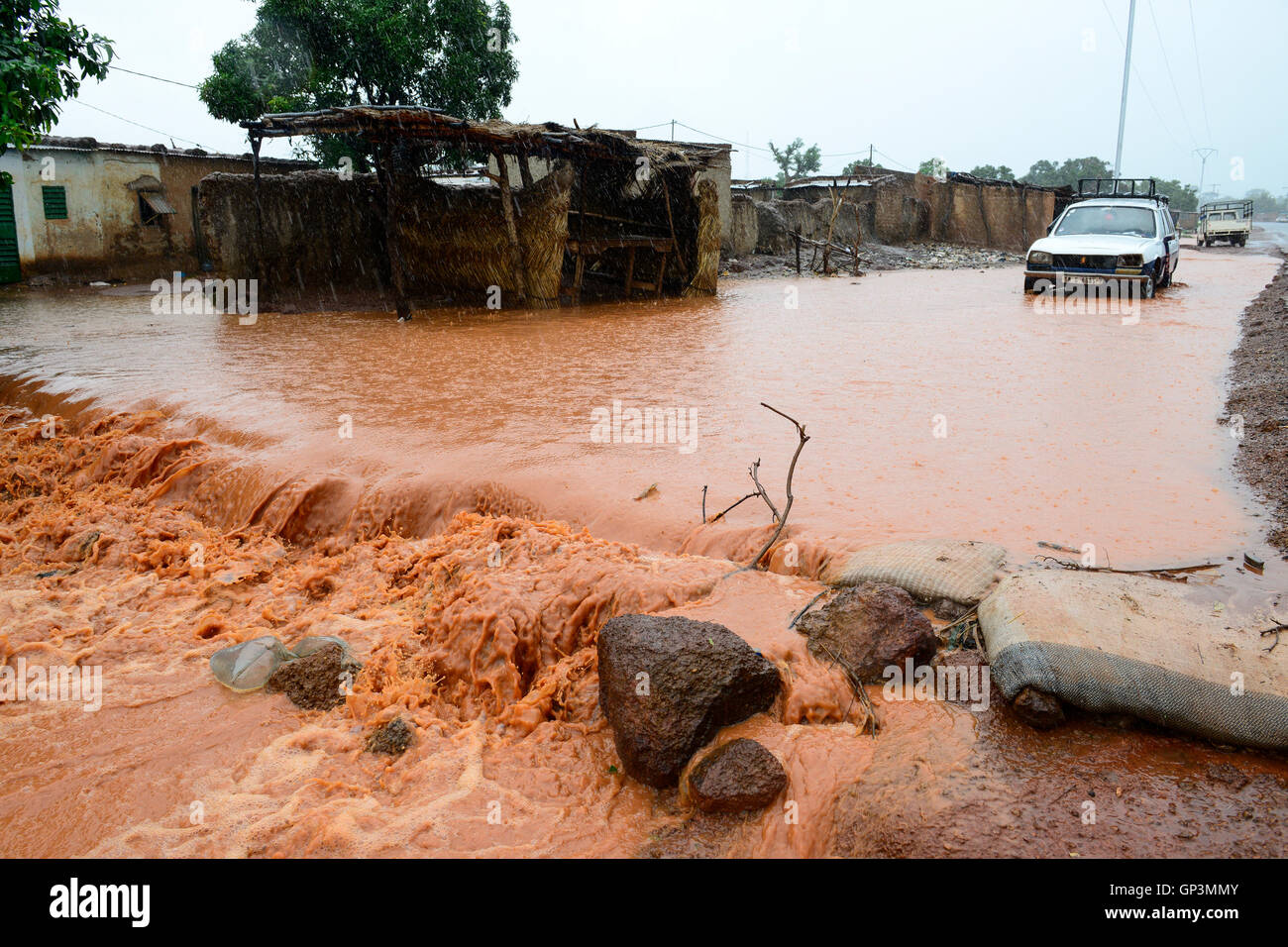 Bobo Dioulasso, BURKINA FASO, Regenzeit überschwemmt Dorf / Regenzeit, Ueberschwemmung in Einem Dorf Stockfoto