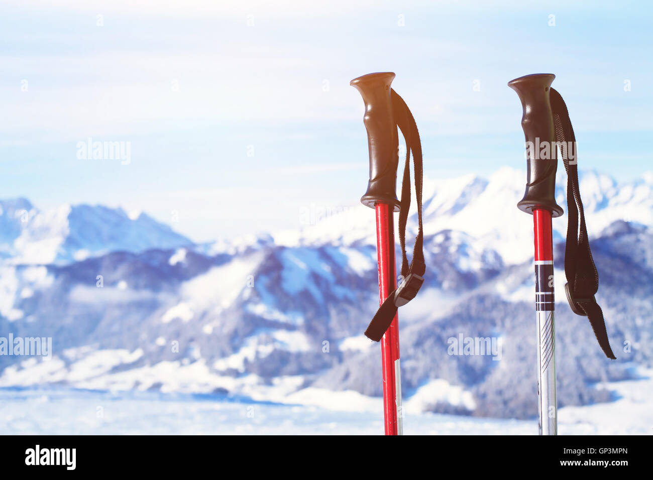 Skifahren in den Alpen, zwei Skistöcke auf Hintergrund der Berge hautnah Stockfoto