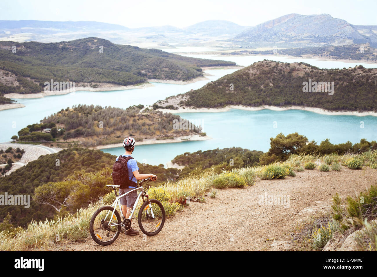 Radfahrer mit Mountainbike genießen Sie herrlichen Panoramablick im Freien, extreme Abenteuer Stockfoto