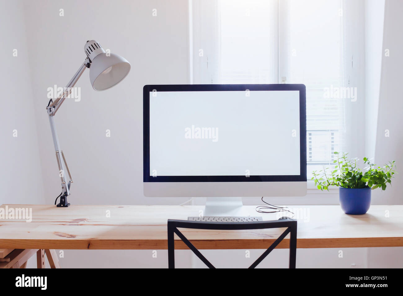 Arbeitsplatz in modernen schönen Büro, Computer mit weißen leeren leeren Bildschirm, skandinavisches Interior design Stockfoto