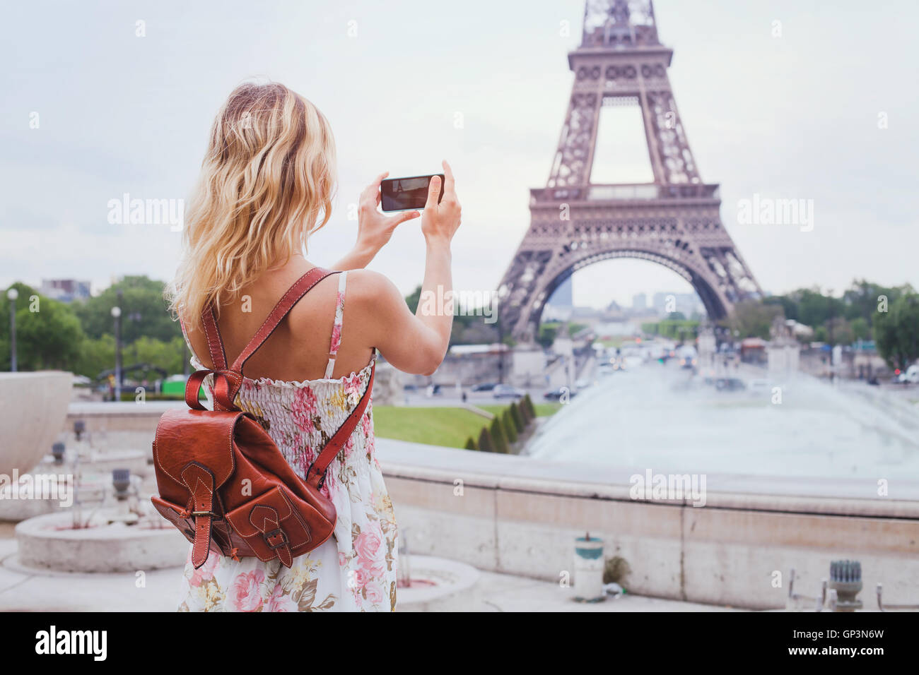 Aufnahme der Eiffelturm in Paris mit kompakten Kamera oder Smartphone, touristische Reisen in Europa Stockfoto